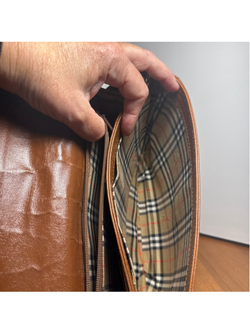 Burberrys Leather Cross-body saddle bag - Picture 9 of 11